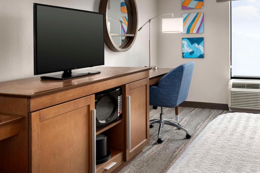 Hampton Inn & Suites at Lake Mary Colonial Townpark photo