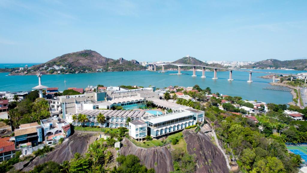 - une vue aérienne sur une ville et une rivière dans l'établissement Hotel Senac Ilha do Boi, à Vitória