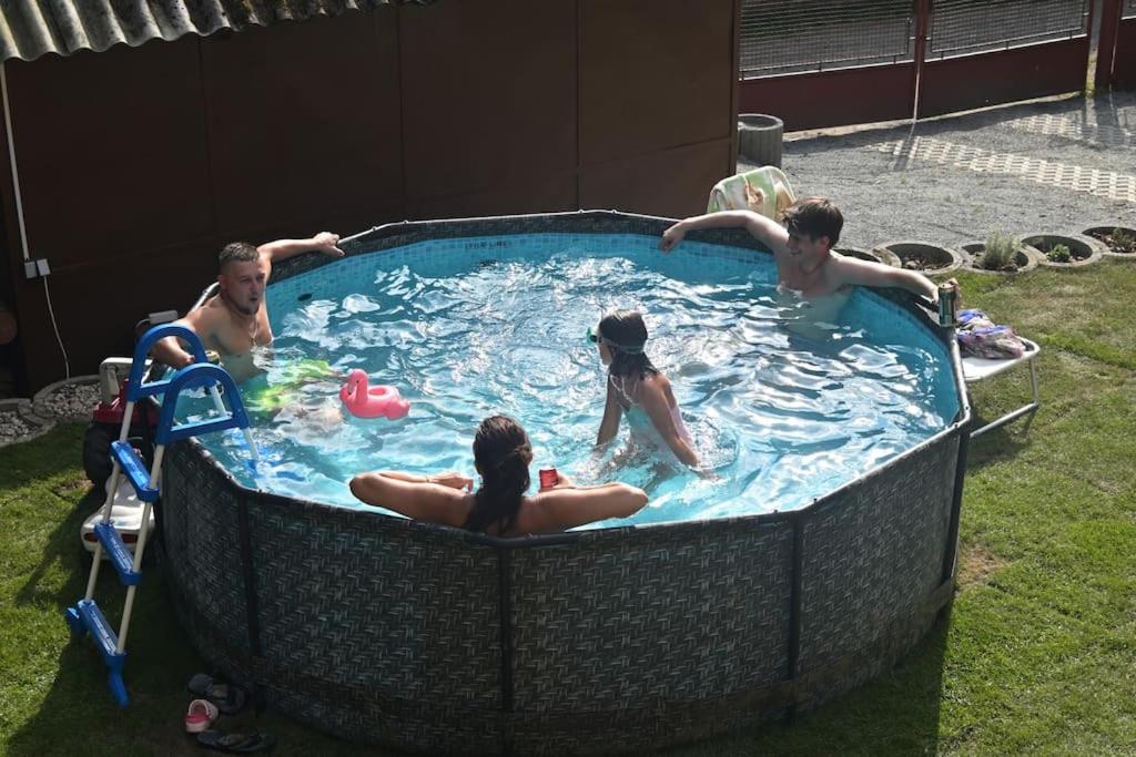 um grupo de pessoas numa piscina em Bohemian Paradise near Prague with Wellness em Řehenice