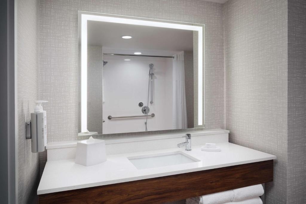 Hampton Inn Towson Downtown - King Room Met Badkuip - Mobiliteitstoegang