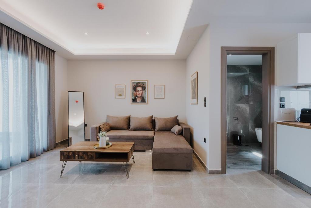 een woonkamer met een bank en een salontafel bij Pearl Apartel in Volos