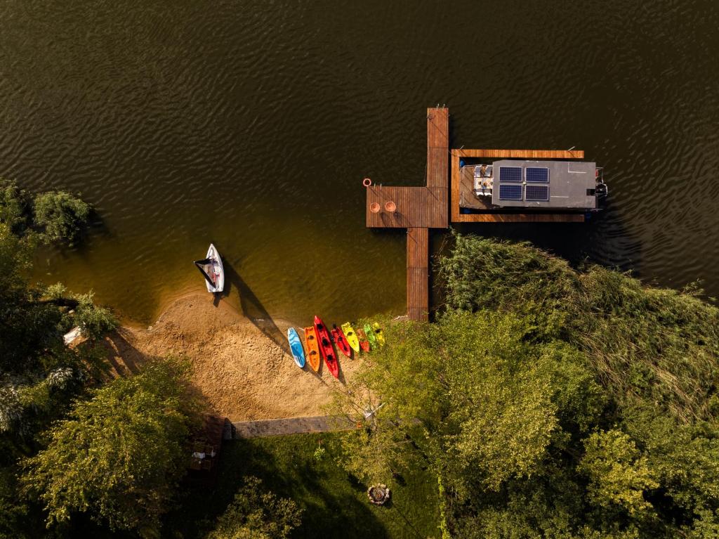 un grupo de personas de pie en una isla en el agua en Na wodzie 