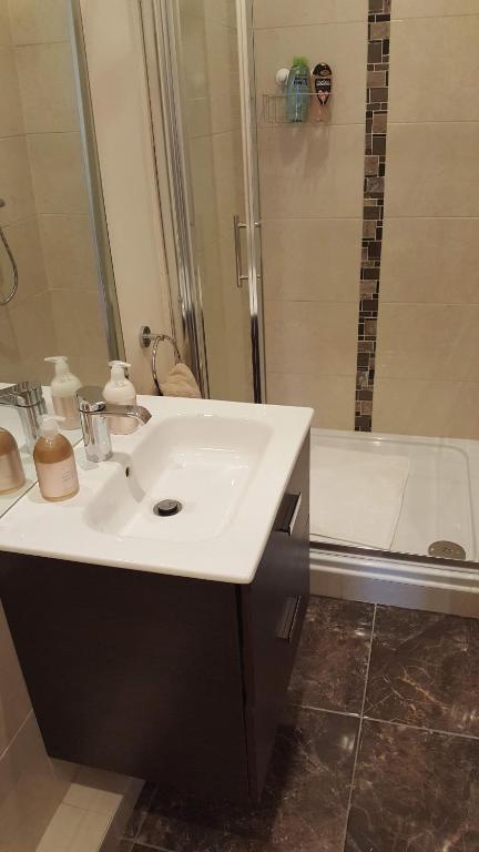 Koupelna v ubytování Apartment with Private Pool Sleeps 5