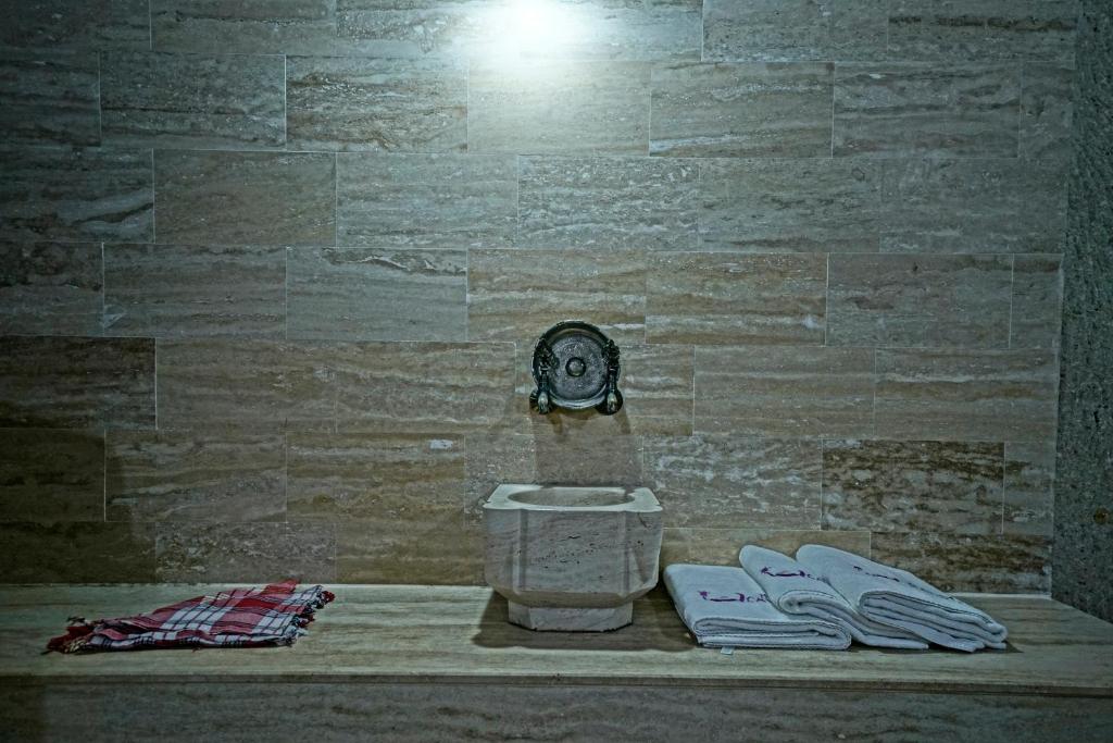 Holiday Cave Hotel - 3