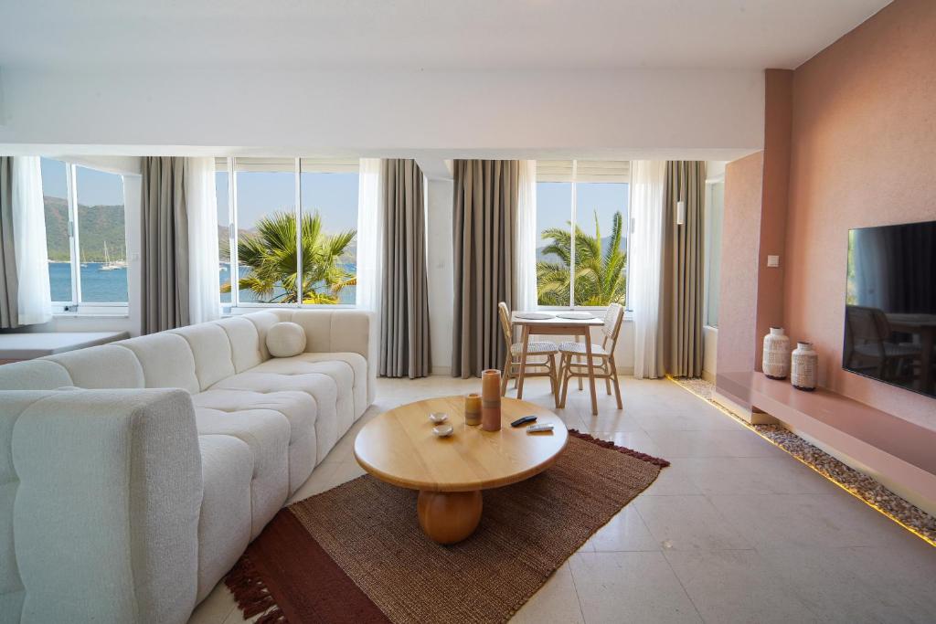 een woonkamer met een witte bank en een tafel bij Bono Residence in Marmaris