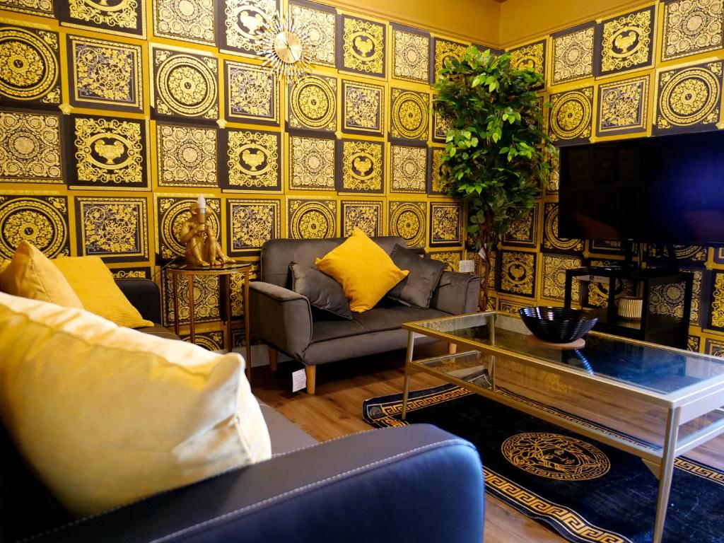 Posezení v ubytování Sexy Luxurious Versace Apartment Near Sheffield