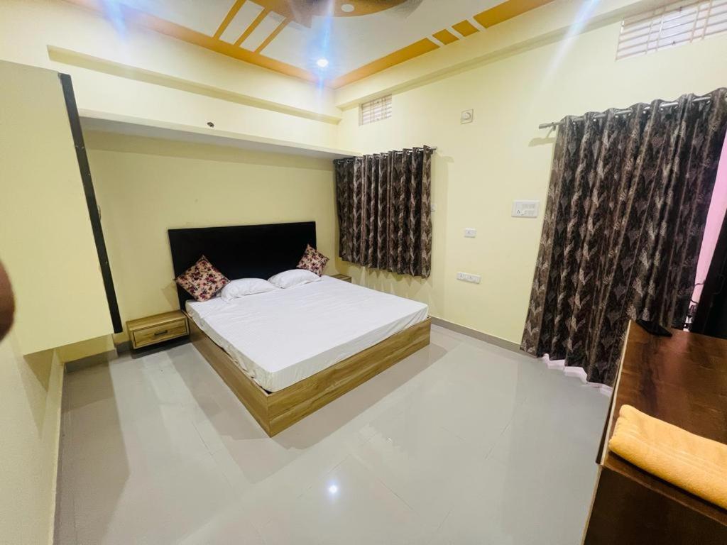 um quarto com uma cama num quarto em apartment by Xoyo em Varanasi