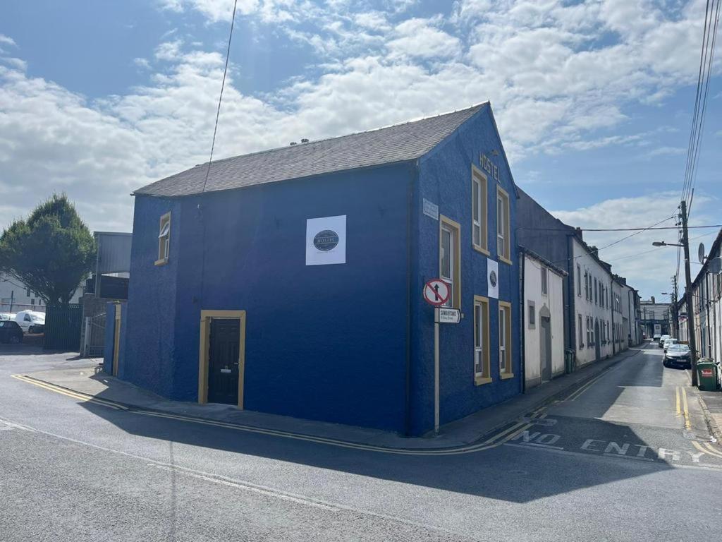 un edificio azul al lado de una calle en Waterford Hostels Ltd, en Waterford