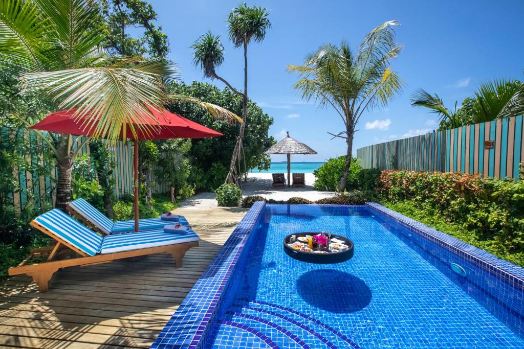 Bazén v ubytování Reethi Faru Resort - Stay 5 Nights or more Between Aug-Sept 2025 & Enjoy a Free Sunset Cruise nebo v jeho okolí