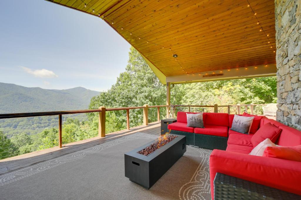 Grand Maggie Valley Home with Decks and Mountain Views, Maggie Valley