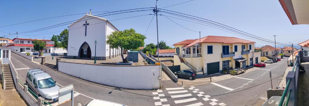 eine kleine Stadt mit einer Kirche und einer Straße mit Autos in der Unterkunft CASA Da CERCA ACHADA De GAULA in Santa Cruz
