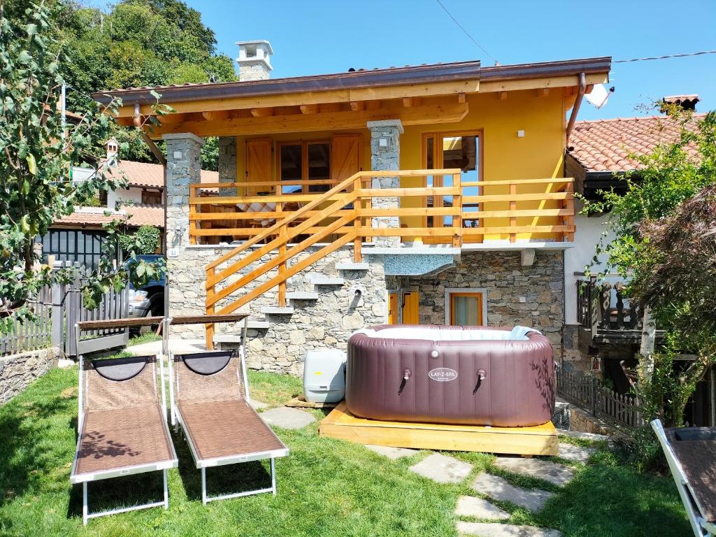 una pequeña casa con una maleta en el patio en Bella Italia chalet, en Massino Visconti