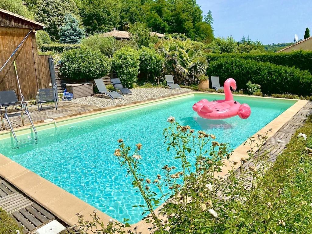 un flotteur de cygne rose dans une piscine dans l'établissement Villa Sylva, à Sarlat-la-Canéda