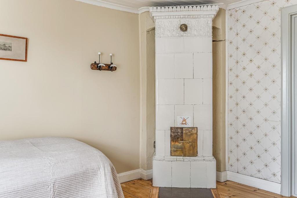 Postel nebo postele na pokoji v ubytování Stubbegården - Unique swedish style with fireplace