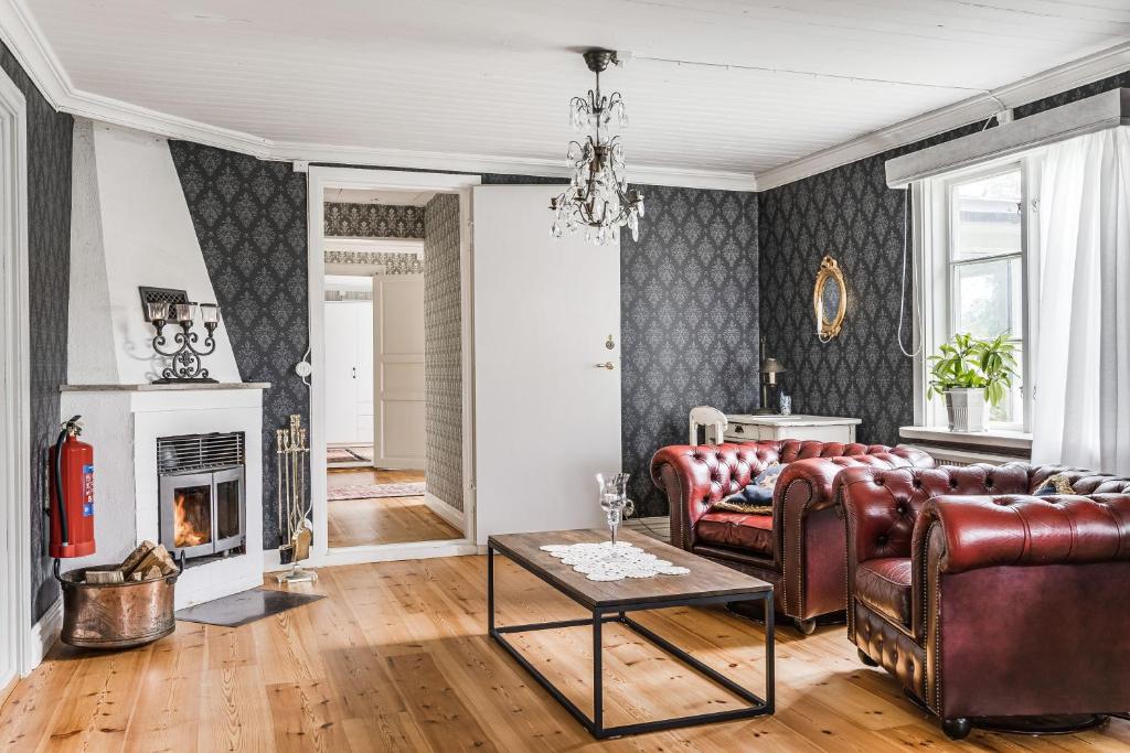 Posezení v ubytování Stubbegården - Unique swedish style with fireplace