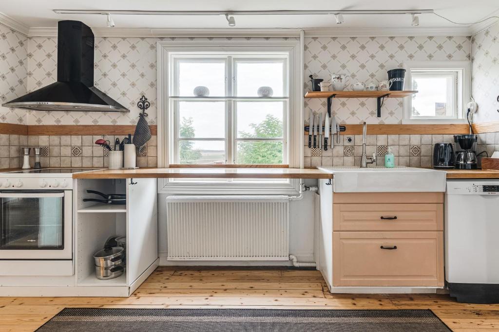 Kuchyň nebo kuchyňský kout v ubytování Stubbegården - Unique swedish style with fireplace