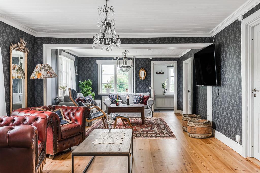 Posezení v ubytování Stubbegården - Unique swedish style with fireplace