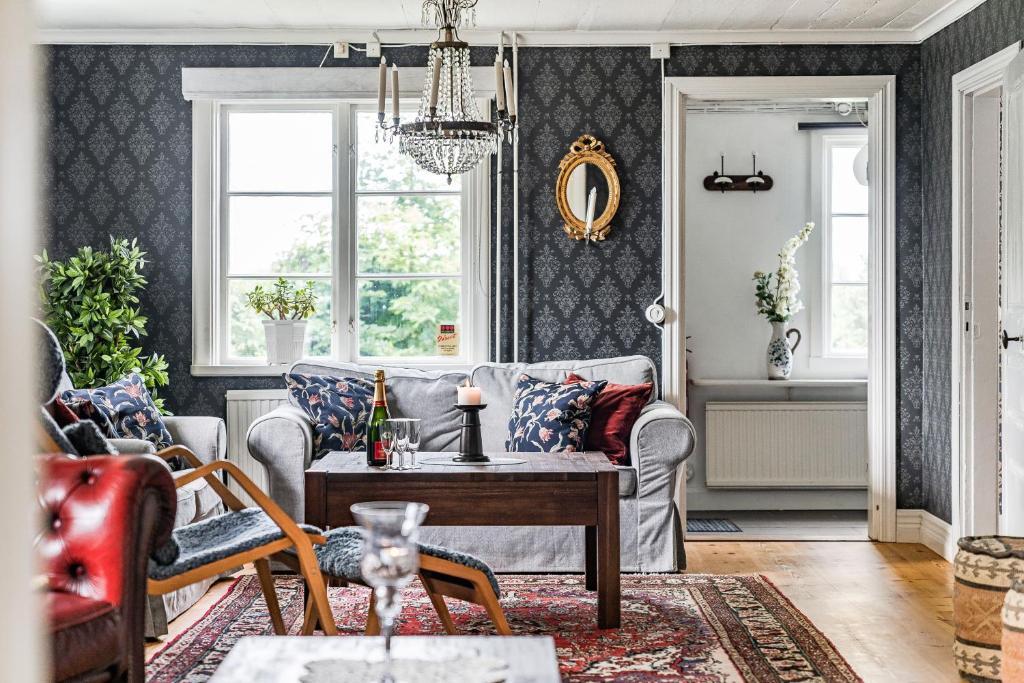 Posezení v ubytování Stubbegården - Unique swedish style with fireplace