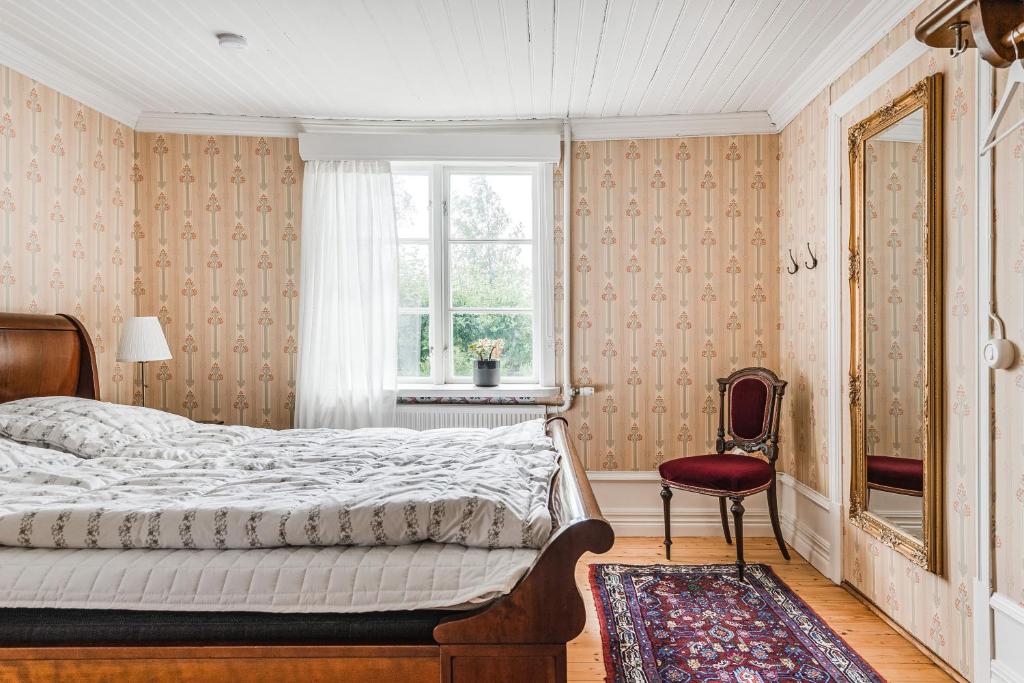 Postel nebo postele na pokoji v ubytování Stubbegården - Unique swedish style with fireplace