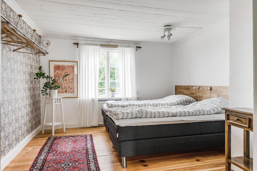 Postel nebo postele na pokoji v ubytování Stubbegården - Unique swedish style with fireplace