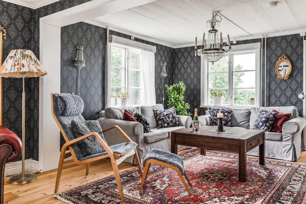 Posezení v ubytování Stubbegården - Unique swedish style with fireplace