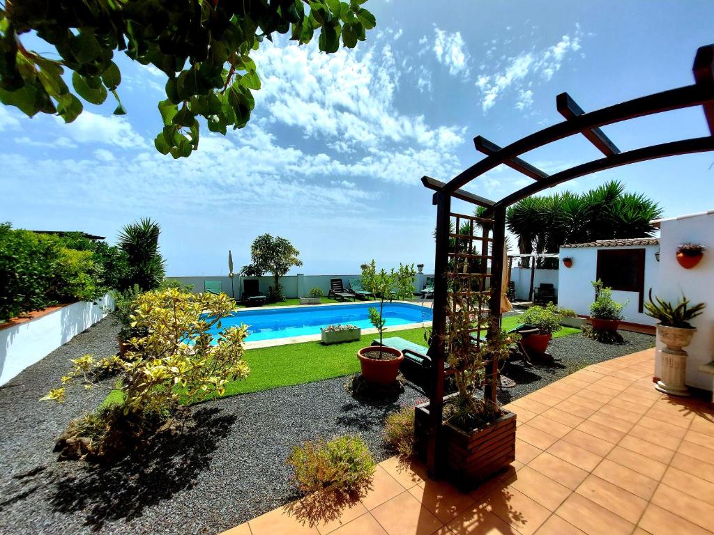 The swimming pool at or close to Las Paredes