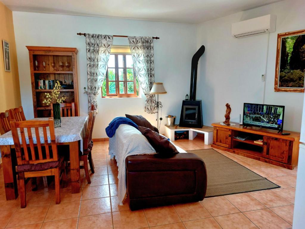 A television and/or entertainment centre at Las Paredes