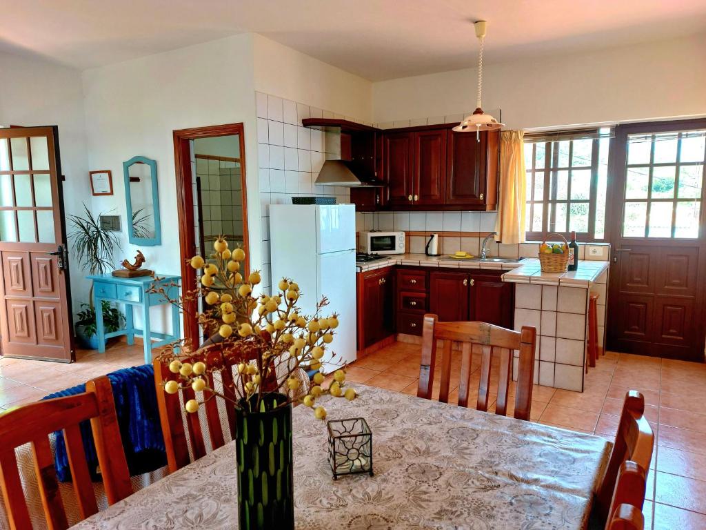 A kitchen or kitchenette at Las Paredes