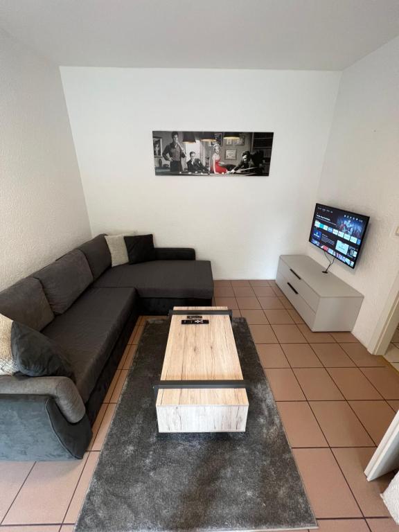 sala de estar con sofá y mesa de centro en Alex Apartments, en Solingen