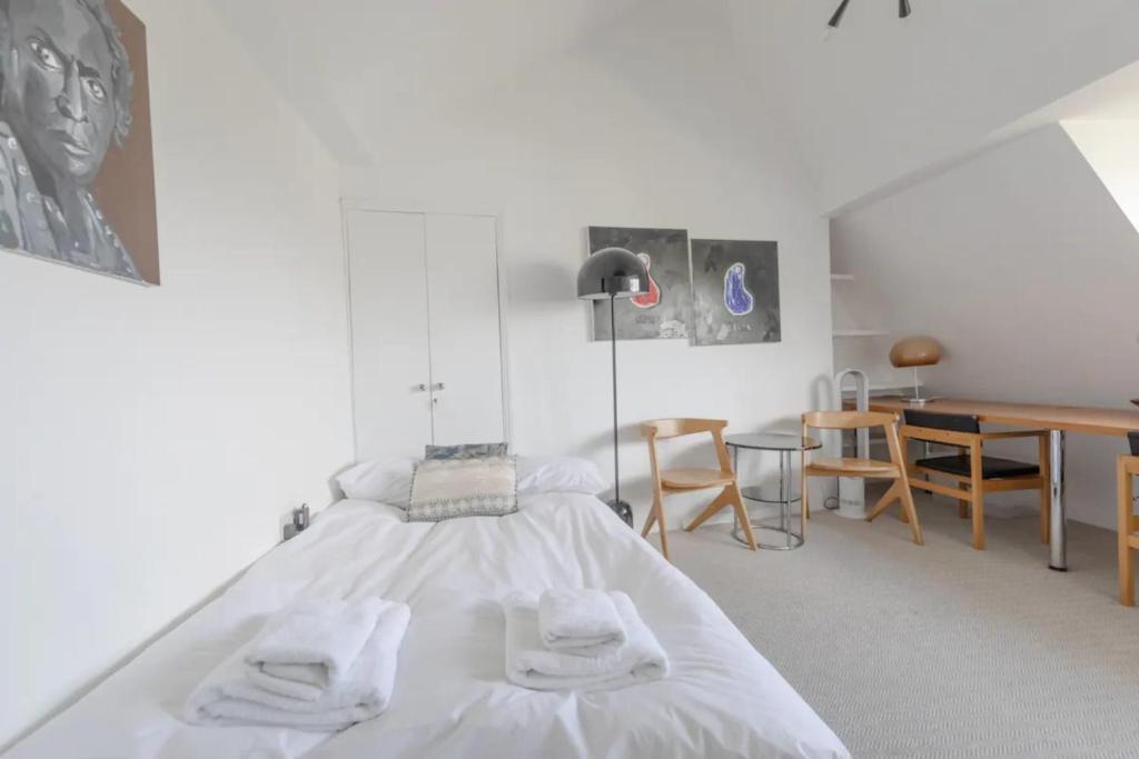 מיטה או מיטות בחדר ב-Compact & Light Studio Flat - Ladbroke Grove