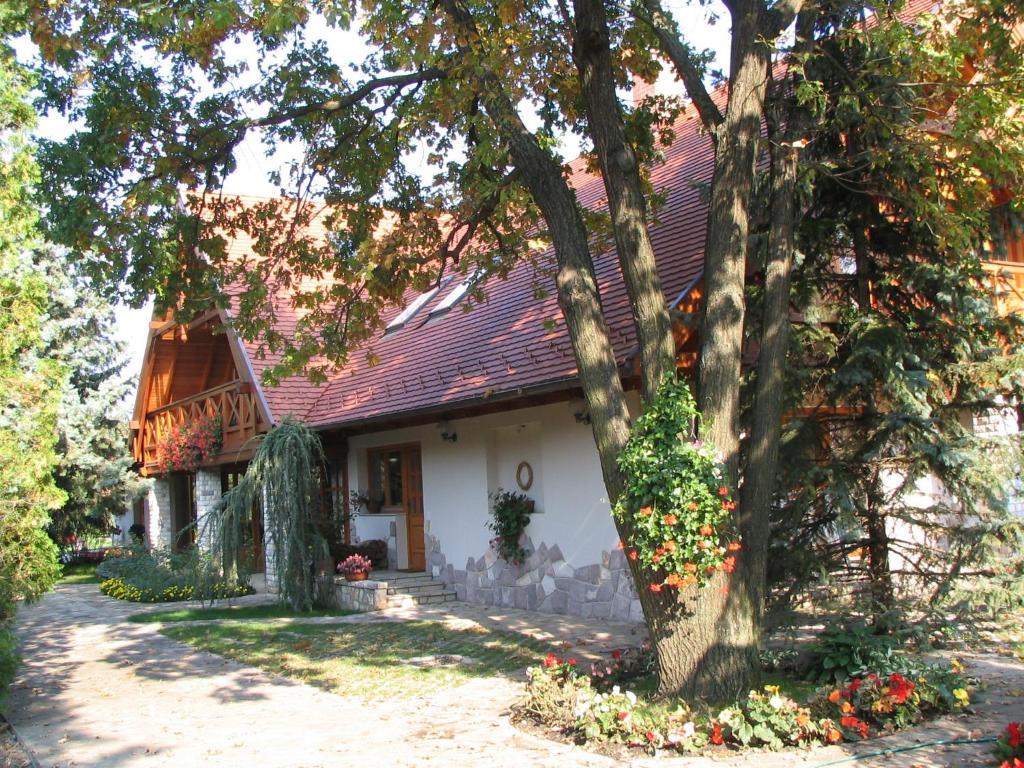 Ogród w obiekcie Tölgyes Apartment