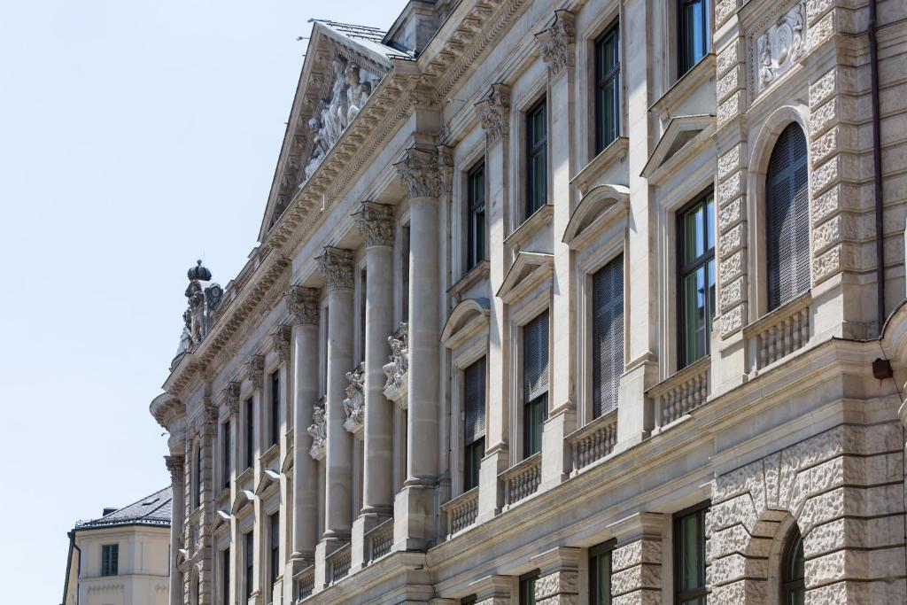 un edificio con muchas ventanas a un lado. en Rosewood Munich, en Múnich