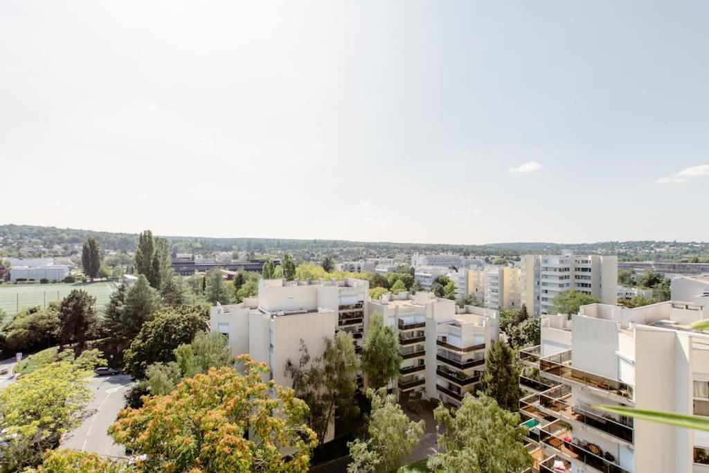 an aerial view of a city with tall buildings at 3 P lumineux, wifi&parking free proche du lycée international et de La Défense in Saint-Germain-en-Laye