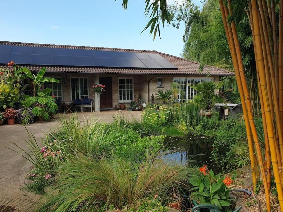 een huis met een zonnedak en een tuin bij Countryside - experience in Koewacht