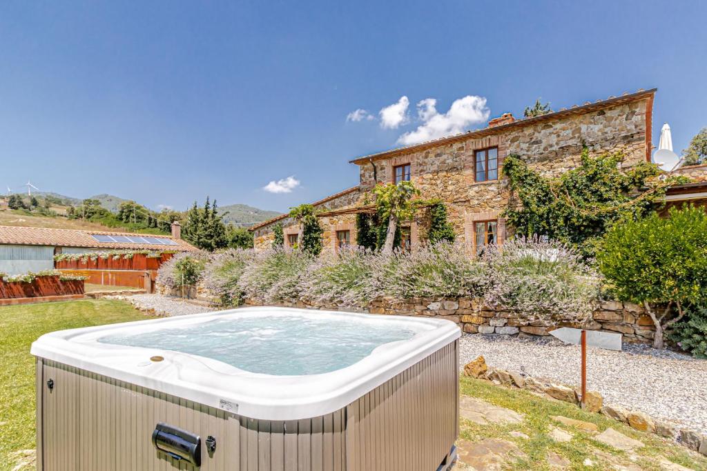 wanna z hydromasażem w ogrodzie domu w obiekcie Chateau La Siroque w mieście Montecatini Val di Cecina