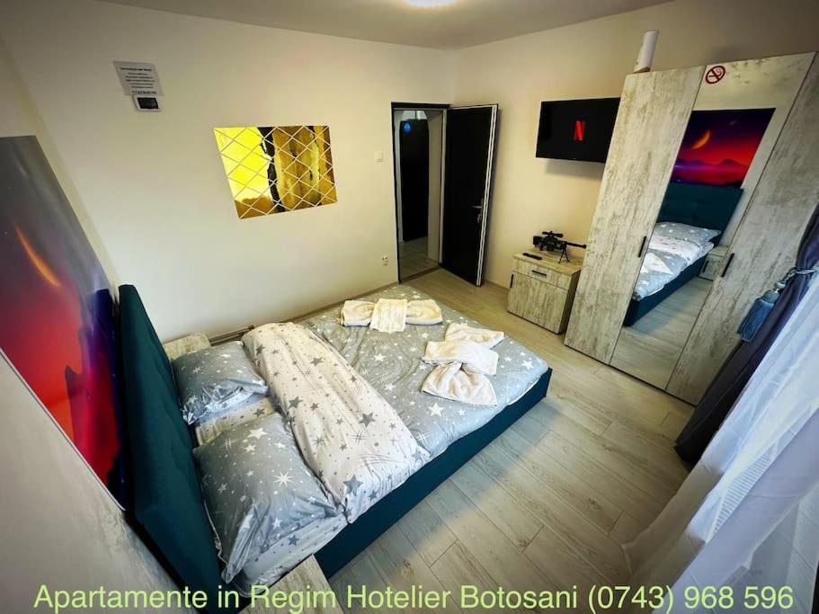 Ένα ή περισσότερα κρεβάτια σε δωμάτιο στο Apartament cu 2 dormitoare decomandat/Utilat acceptam plata cu cardul oferim factura