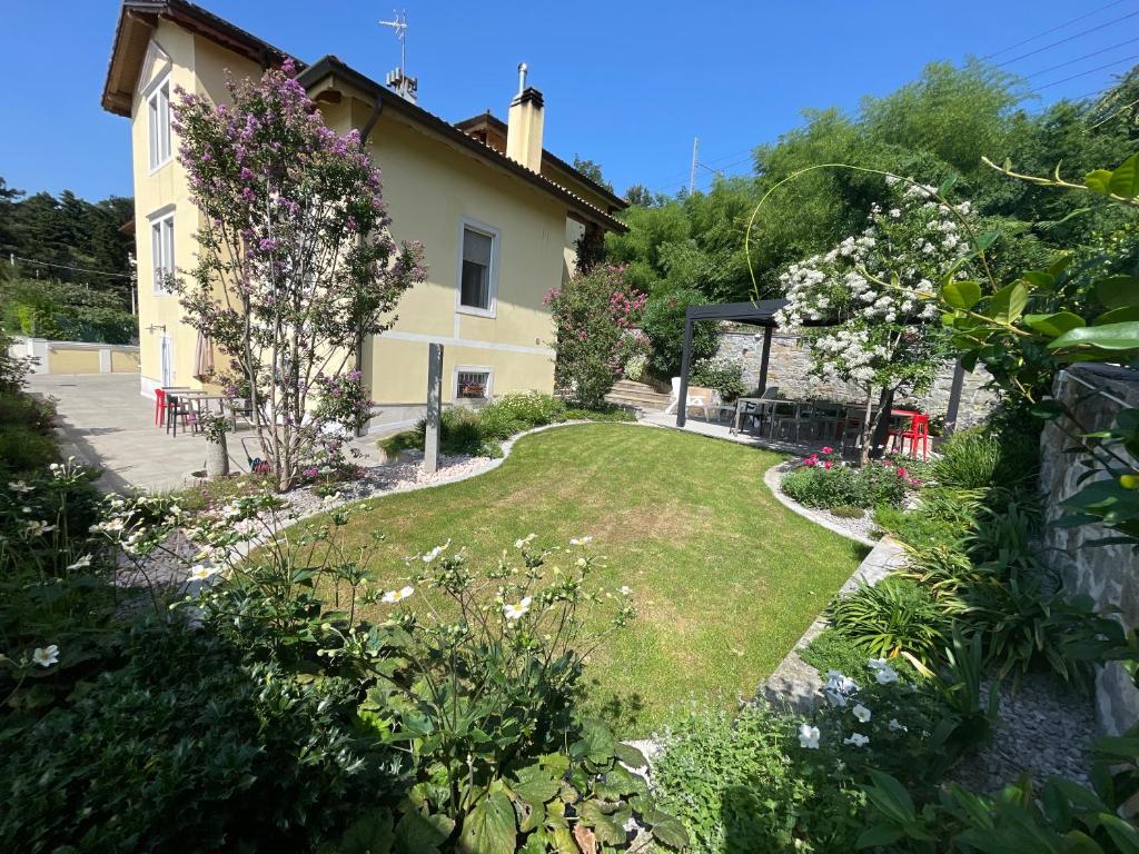 um jardim em frente a uma casa em Villa Bonafata b&b em Trieste