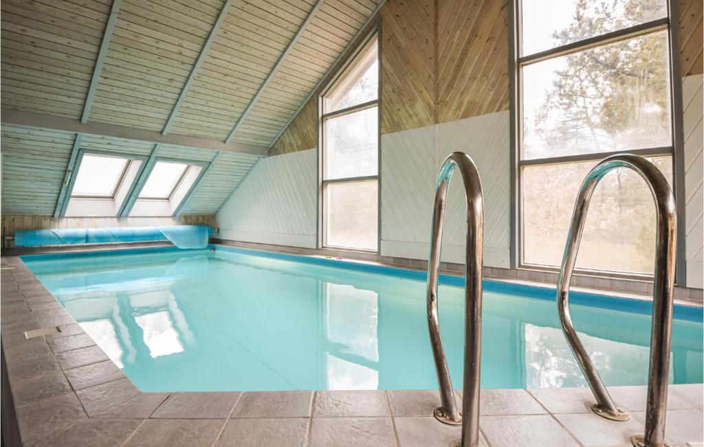 ブラーバンドにあるAmazing Home In Blvand With 6 Bedrooms, Wifi And Indoor Swimming Poolの窓付きの客室に2台の追加ゲストが付くスイミングプールを提供しています。