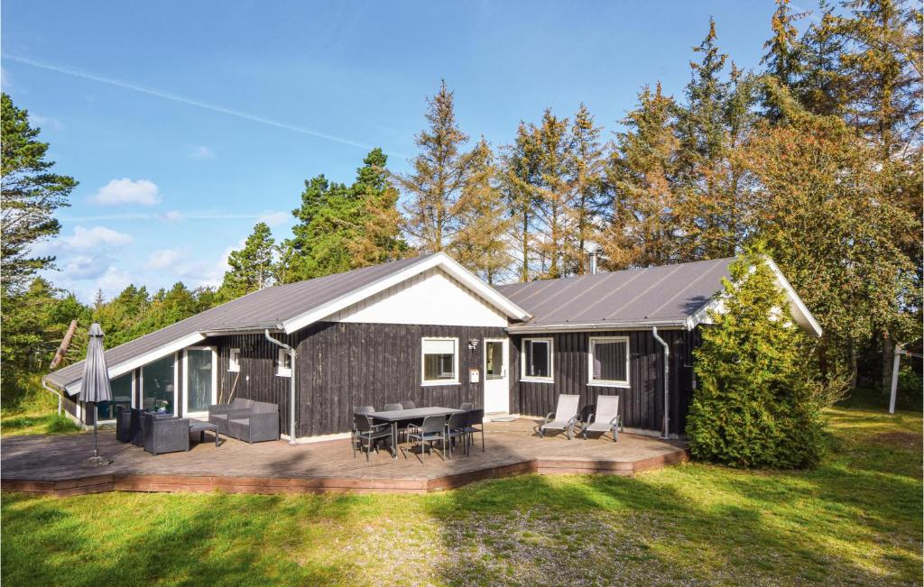 eine schwarz-weiße Kabine mit einer Terrasse in der Unterkunft Pet Friendly Home In Blvand With Sauna in Blåvand