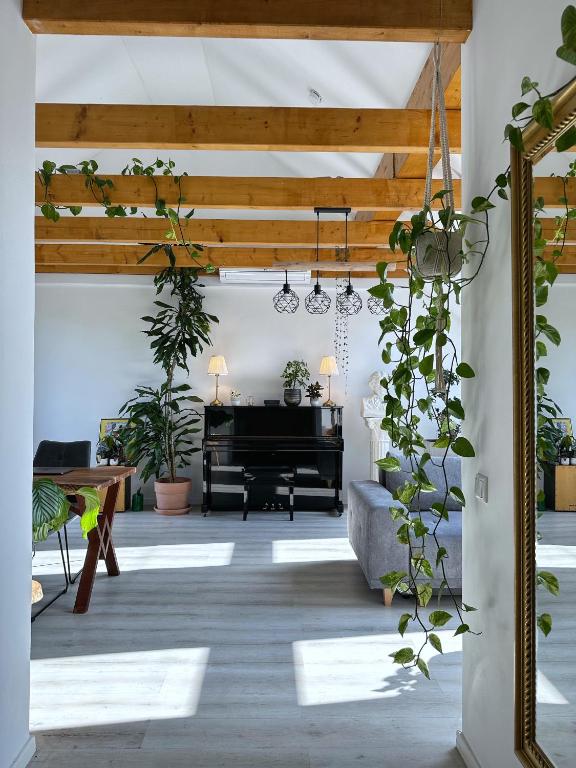 a living room with a piano in the background at SKYLINE Penthouse Apartment - Luxus & Zentral in Braunschweig