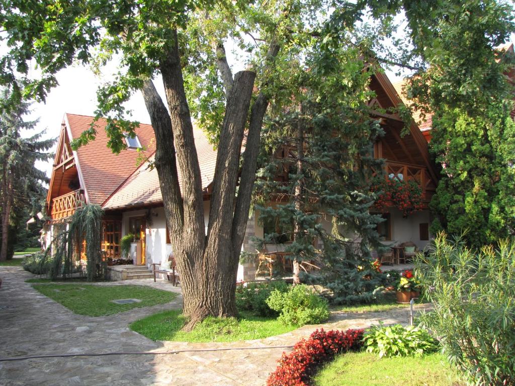 Ogród w obiekcie Tölgyes Apartment