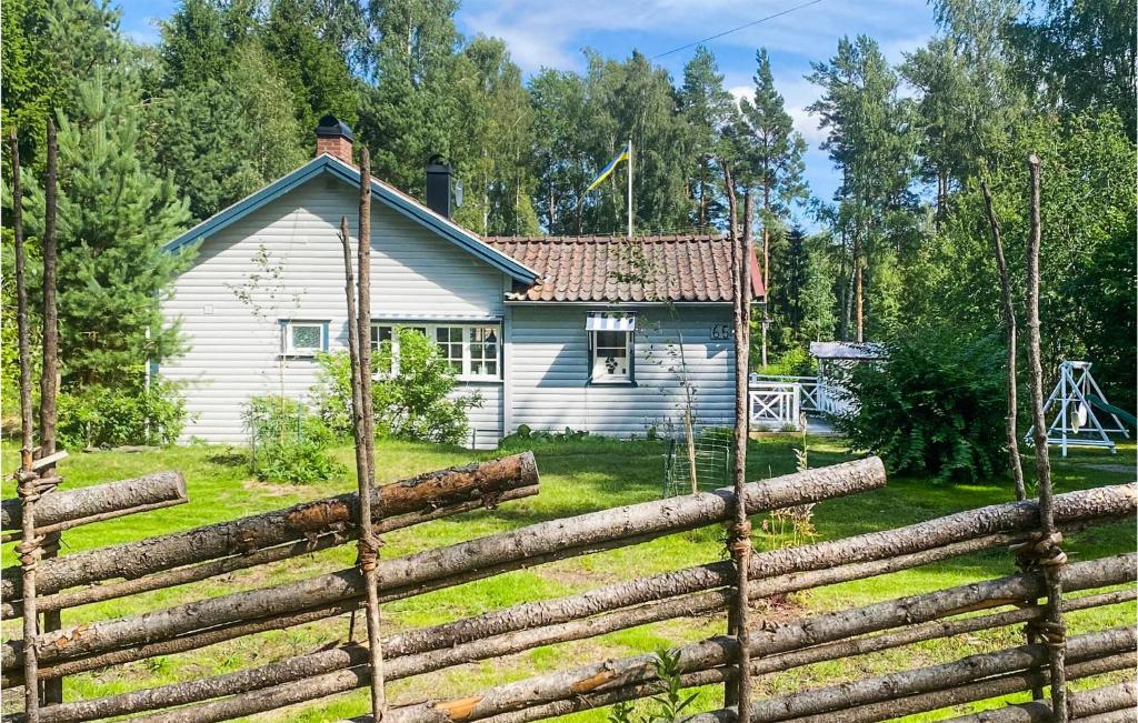 a white house with a fence in front of it at 3 Bedroom Lovely Home In Dalar in Dalarö