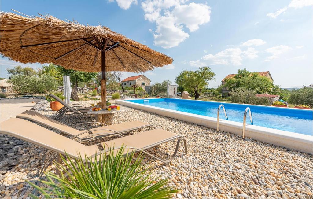 Bazén v ubytování 2 Bedroom Stunning Home In Gornje Ceranje nebo v jeho okolí