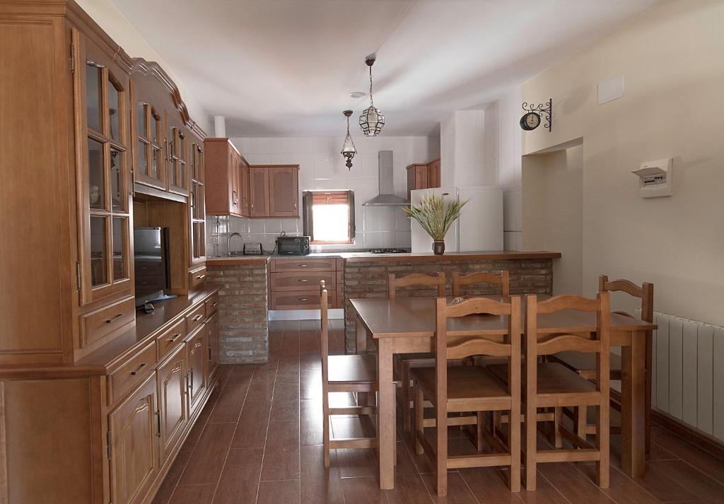 Una cocina o zona de cocina en Apartamentos Rurales Las Chimeneas