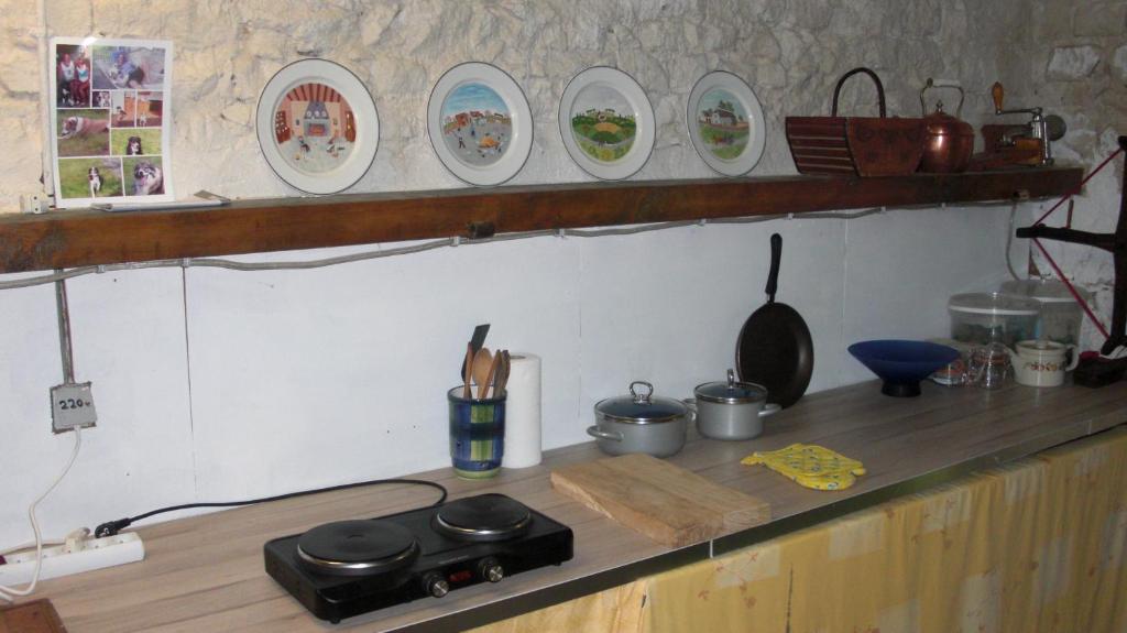 Kuchyňa alebo kuchynka v ubytovaní Captains Cabin, gite neuf dans ancienne maison campagne