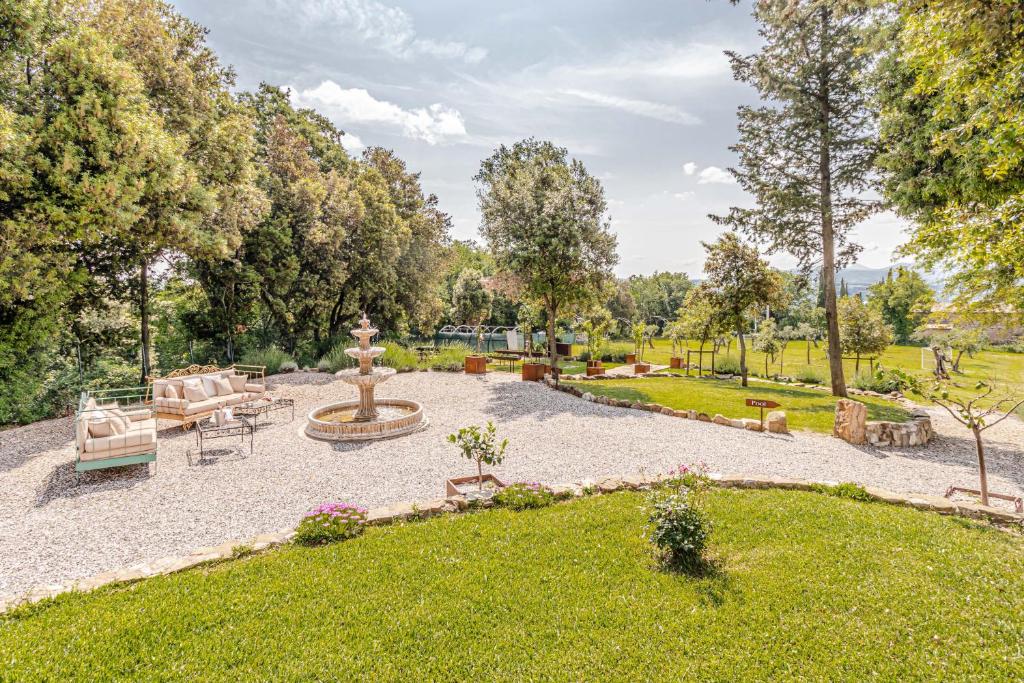 Ogród w obiekcie Chateau La Siroque