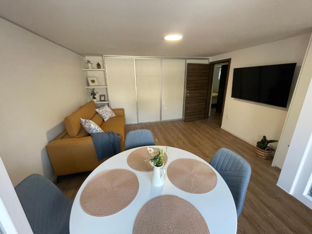 sala de estar con mesa y sofá en Home-in apartma, en Liubliana