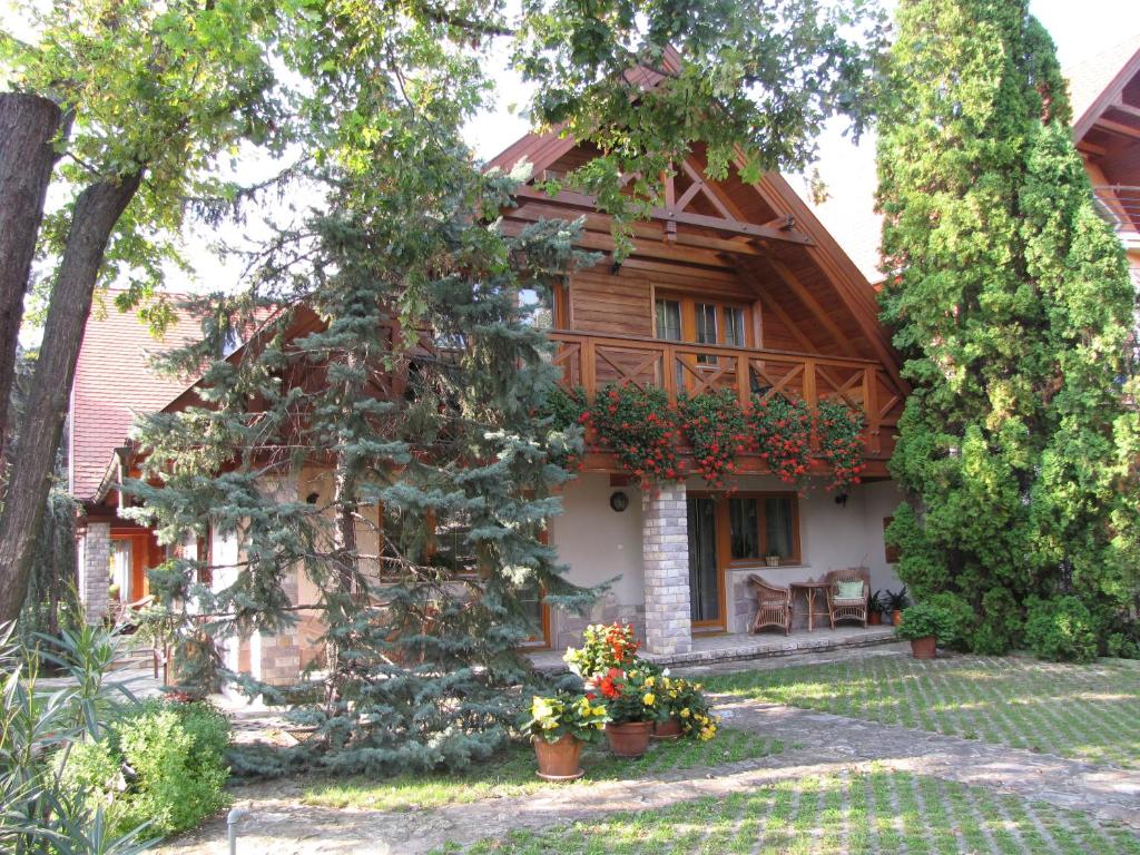 dom z drzewem w obiekcie Tölgyes Apartment w Hajduszoboszlo