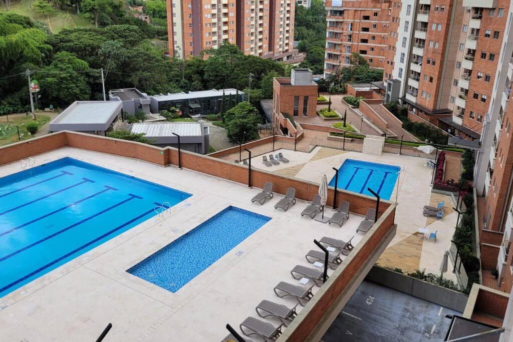 uma vista superior de uma piscina no topo de um edifício em Apartamento en Sabaneta em Sabaneta