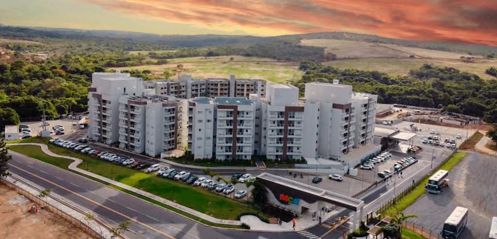 an aerial view of a large building with a parking lot at Lagoa EcoTowers Resort - LAGOA OFICIAL in Caldas Novas